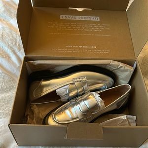Maedwell metallic loafer size 8.5 never worn/ brand new. Leather sole